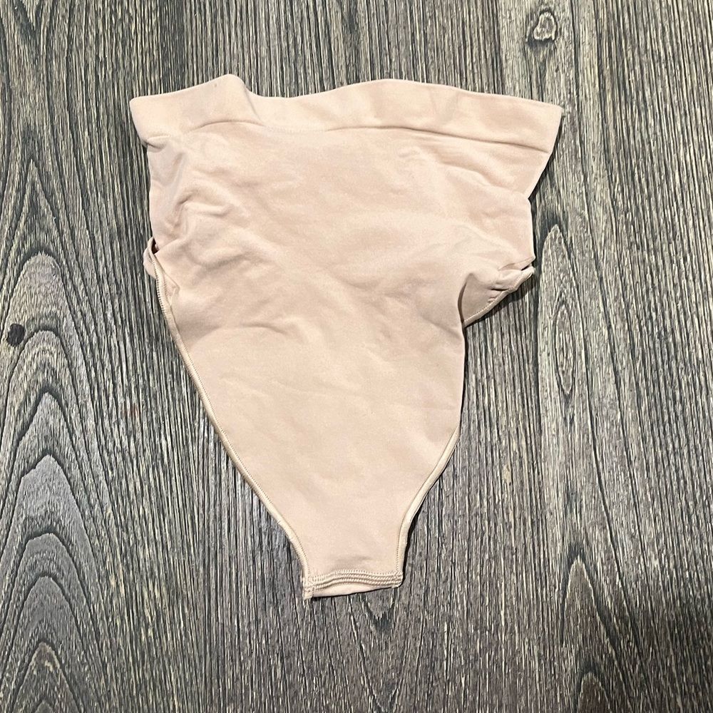 NWOT Skims Seamless Sculpt Mid Waist Thong Brief Shapewear Fitted Stretch Sand M